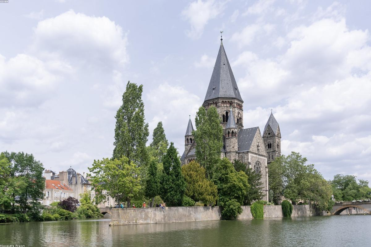 Patrimoine nantais et façades historiques du centre-ville sous un ciel clair